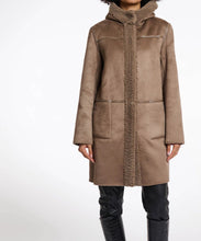 Carica l'immagine nel visualizzatore di Gallery, Double furry coat