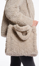 Carica l'immagine nel visualizzatore di Gallery, Furry bag