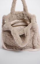 Carica l'immagine nel visualizzatore di Gallery, Furry bag