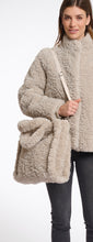 Carica l'immagine nel visualizzatore di Gallery, Furry bag
