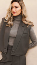 Carica l&#39;immagine nel visualizzatore di Gallery, Grey gilet
