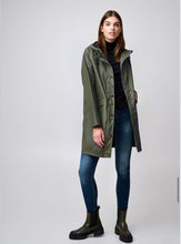Carica l&#39;immagine nel visualizzatore di Gallery, Green rain coat
