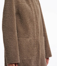 Carica l&#39;immagine nel visualizzatore di Gallery, Double furry coat
