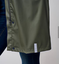 Carica l&#39;immagine nel visualizzatore di Gallery, Green rain coat
