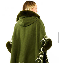 Carica l&#39;immagine nel visualizzatore di Gallery, Green poncho

