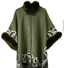 Carica l&#39;immagine nel visualizzatore di Gallery, Green poncho
