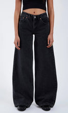 Carica l&#39;immagine nel visualizzatore di Gallery, Black denim
