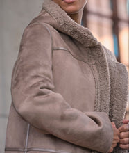 Carica l&#39;immagine nel visualizzatore di Gallery, Double furry coat
