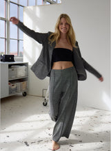 Carica l&#39;immagine nel visualizzatore di Gallery, Grey pants
