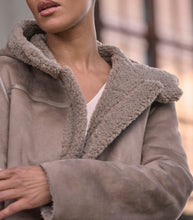 Carica l&#39;immagine nel visualizzatore di Gallery, Double furry coat
