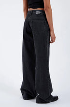 Carica l&#39;immagine nel visualizzatore di Gallery, Black denim
