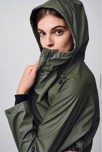 Carica l&#39;immagine nel visualizzatore di Gallery, Green rain coat

